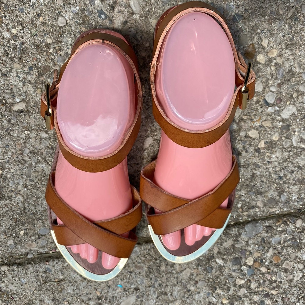Steve Madden sandals size 7.5 with gold toe
592 - Picture 5 of 6